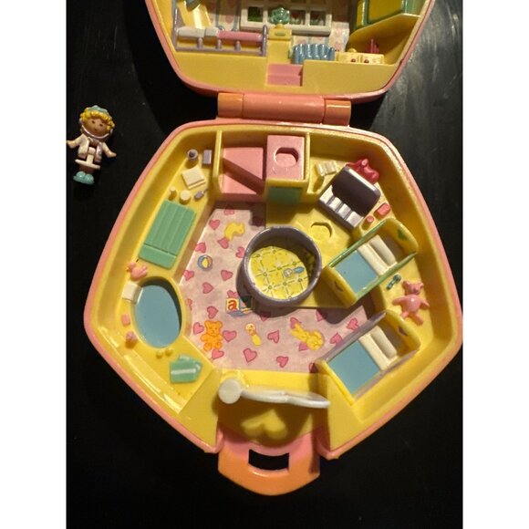 Polly Pocket nursery 1 figure Compact Doll - Bluebird 1993 Dollhouse Playset - Picture 3 of 5